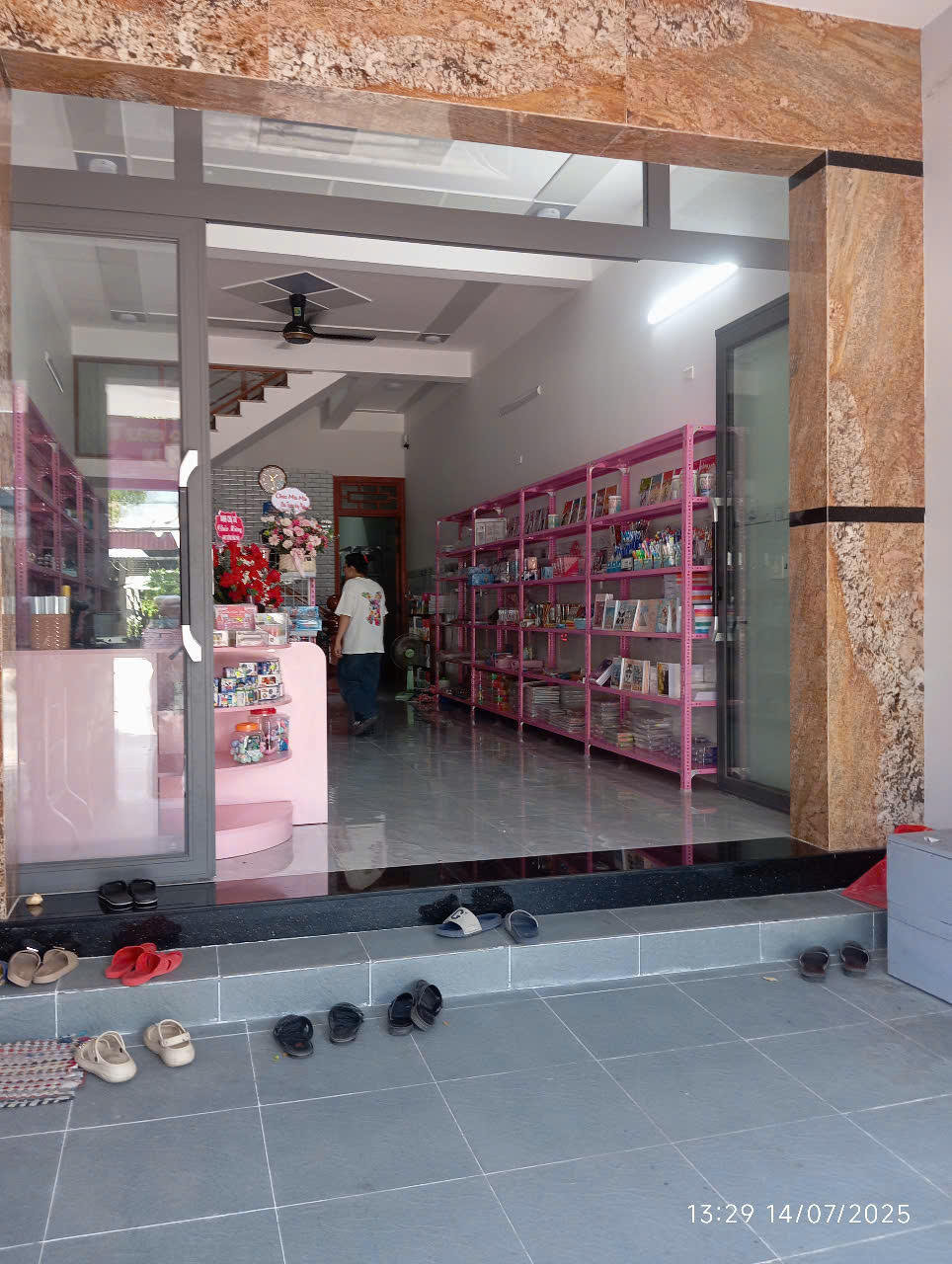 Lắp đặt kệ tại cửa hàng VPP Miu Miu - 732 Hùng Vương, Quy Nhơn